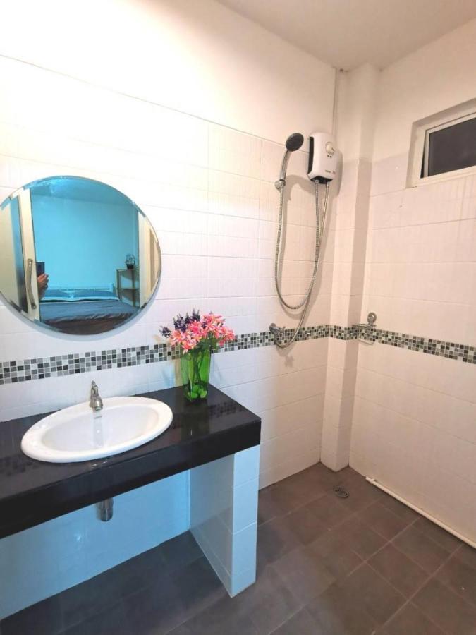 Pon House Hotell Chalong Exteriör bild